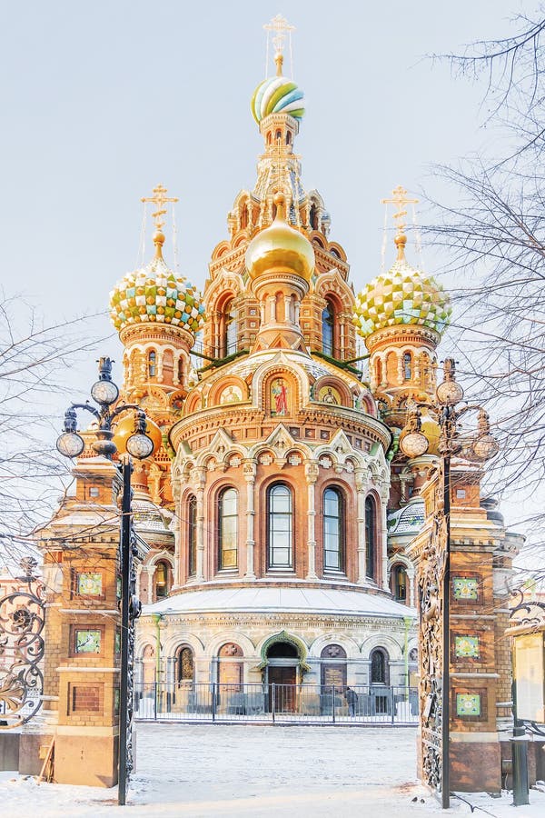 Övervintra sikten av kyrkan av frälsaren på blod i St Petersburg royaltyfri fotografi Övervintra sikten av kyrkan av frälsaren på blod i St Petersburg royaltyfri fotografi