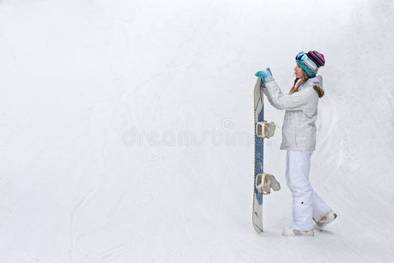 Övervintra sportbegreppet, lycklig ung kvinna med snowboarden utomhus royaltyfria bilder Övervintra sportbegreppet, lycklig ung kvinna med snowboarden utomhus royaltyfria bilder