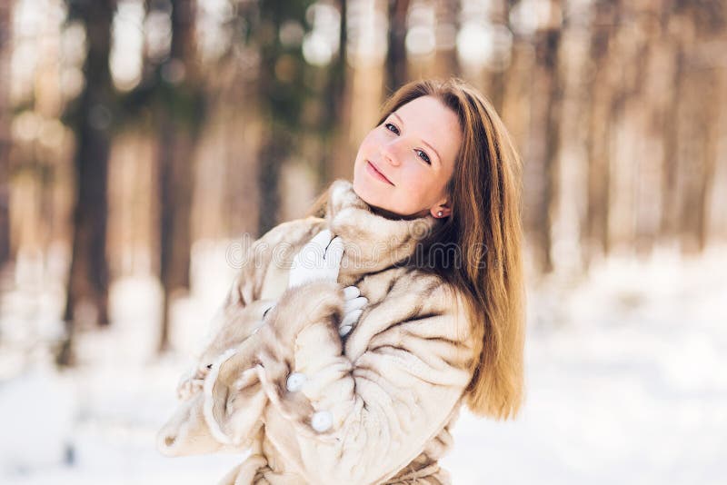 Övervintra ståenden av det bärande pälslaget för den unga härliga kvinnan Begrepp för mode för snövinterskönhet royaltyfria foton Övervintra ståenden av det bärande pälslaget för den unga härliga kvinnan Begrepp för mode för snövinterskönhet royaltyfria foton