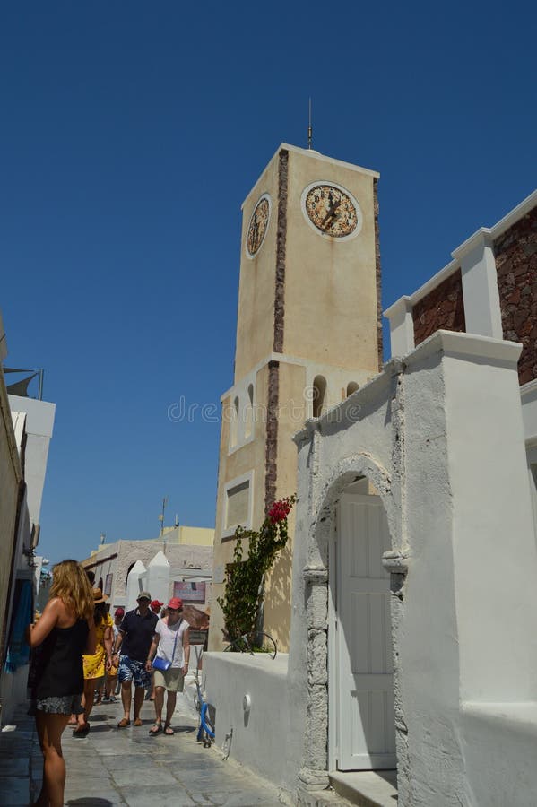 Övrefasad av byggnaderna av den härliga Main Street av Oia var det finns en härlig klocka på ön av Santorini _ royaltyfria bilder Övrefasad av byggnaderna av den härliga Main Street av Oia var det finns en härlig klocka på ön av Santorini _ royaltyfria bilder
