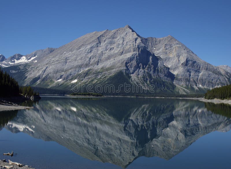 ÖvreKananaskis sjö arkivbild ÖvreKananaskis sjö arkivbild