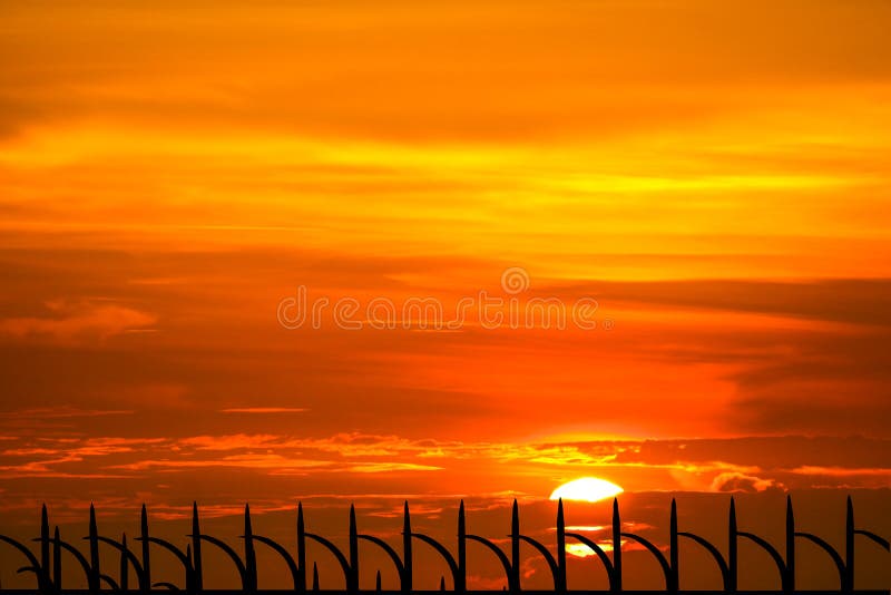 ?ltima luz do por do sol no fench do c?u e do metal da silhueta da pris?o fotos de stock ?ltima luz do por do sol no fench do c?u e do metal da silhueta da pris?o fotos de stock