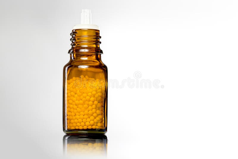Únicas garrafas com glóbulo da homeopatia fotos de stock Únicas garrafas com glóbulo da homeopatia fotos de stock