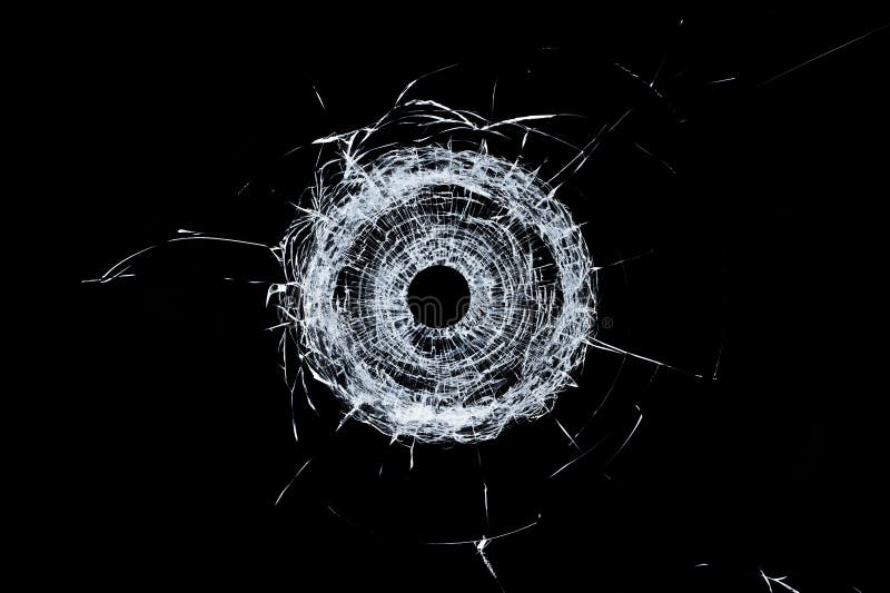 Único buraco de bala de vidro quebrado no vidro isolado no preto