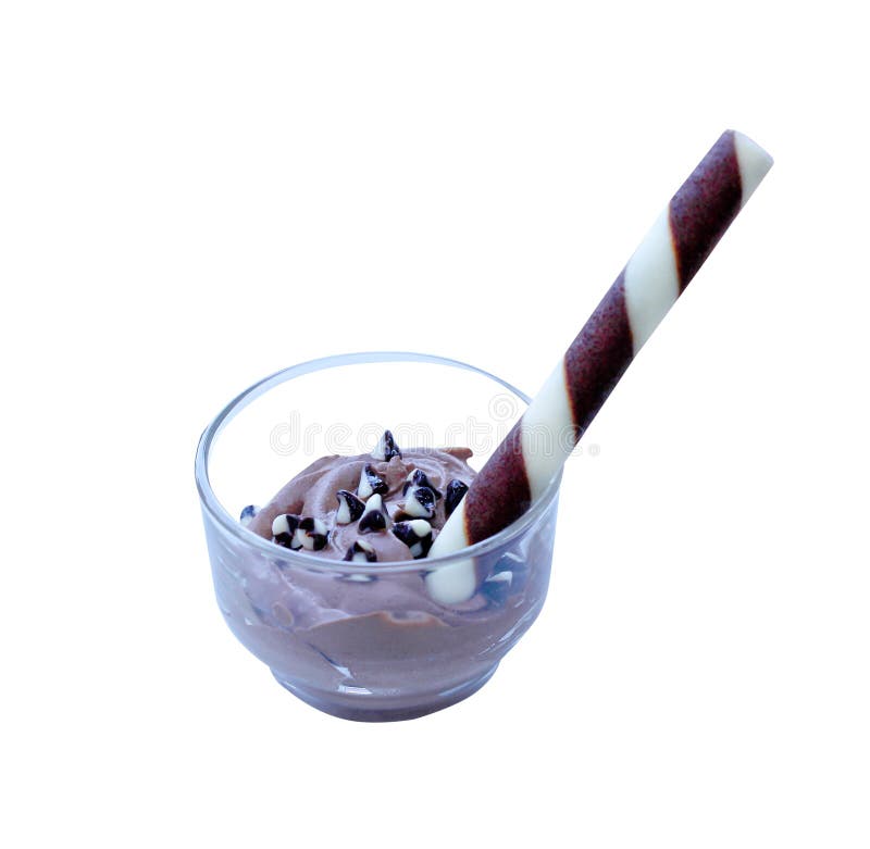 Único gelado saboroso de chocolate doce no vidro claro isolado no fundo branco, trajeto de grampeamento fotografia de stock royalty free Único gelado saboroso de chocolate doce no vidro claro isolado no fundo branco, trajeto de grampeamento fotografia de stock royalty free