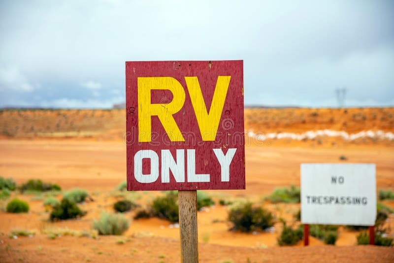 Único texto do rv, sinal de aviso, fundo do deserto do borrão Garganta o Arizona do ant?lope, EUA imagens de stock Único texto do rv, sinal de aviso, fundo do deserto do borrão Garganta o Arizona do ant?lope, EUA imagens de stock