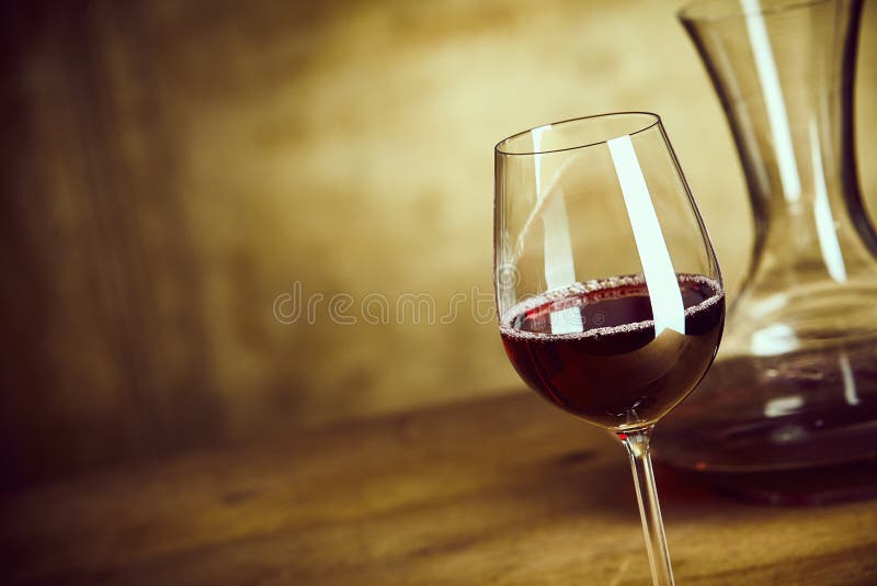 Único vidro do vinho tinto ao lado de um filtro