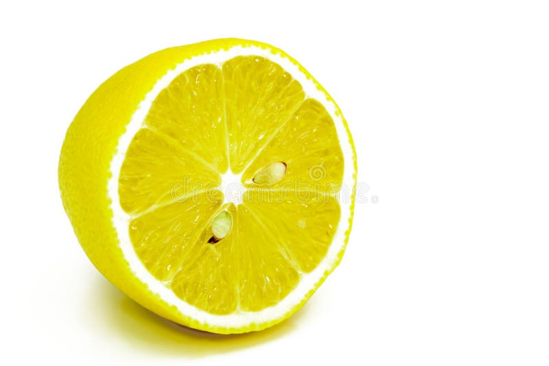 Únicos meios citrinos do limão no fundo branco Um limão meio com trajeto de grampeamento foto de stock Únicos meios citrinos do limão no fundo branco Um limão meio com trajeto de grampeamento foto de stock