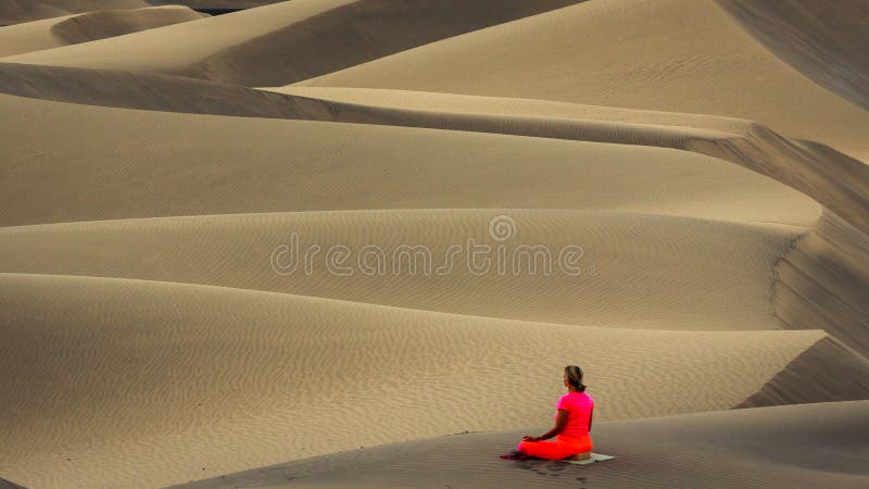 Übendes Yoga der Frau in den Sanddünen stockfotos Übendes Yoga der Frau in den Sanddünen stockfotos