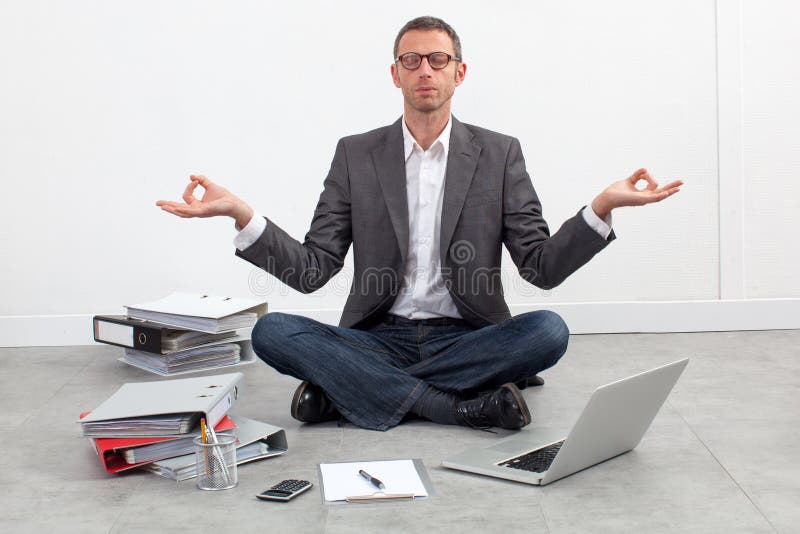 Übendes Yoga des ruhigen Unternehmers auf dem Büroboden