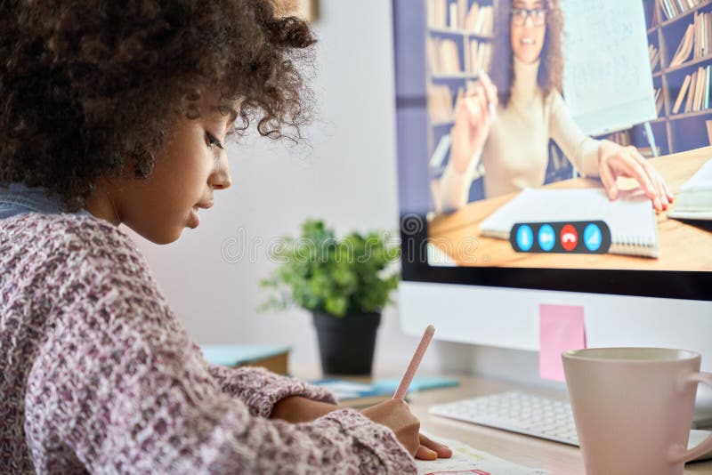 über der Schulter Blick auf schwarze Schüler sitzen lernen online zu Hause mit Tutor. lizenzfreies stockfoto