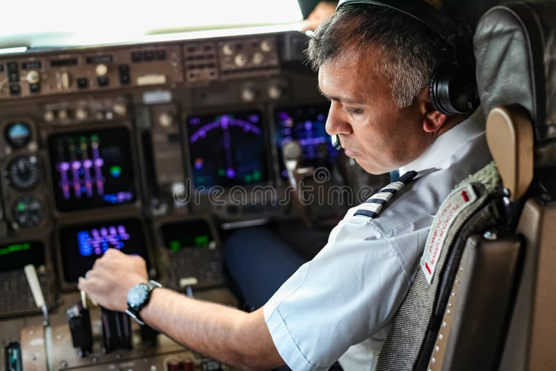 Über der Schulter eines indischen Piloten in einem riesigen Cockpit stockbild Über der Schulter eines indischen Piloten in einem riesigen Cockpit stockbild