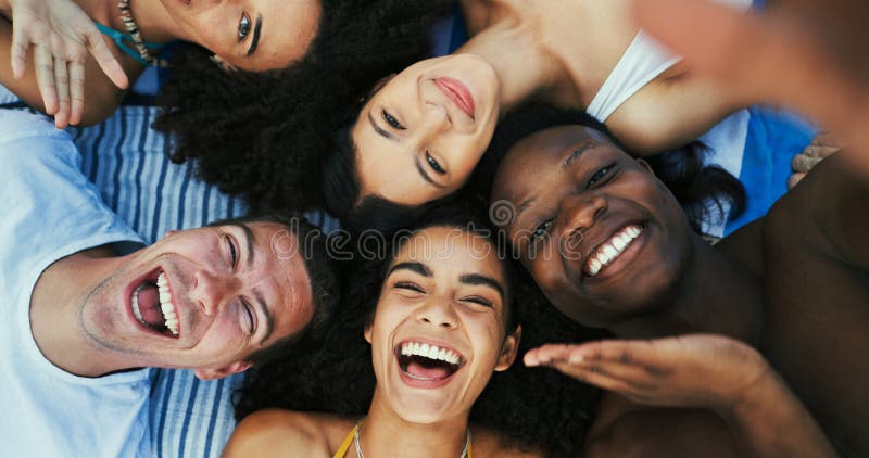 Über selfie und Freunde mit Portrait Lächeln und Reisen für Sommerurlaub und Versammlungsreise. Urlauber und lizenzfreie stockbilder