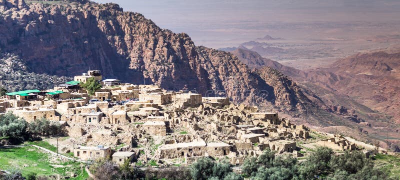 Überblick über das Dana-Dorf am Rand Dana Nature Reserves in Jordanien, mit Wadi Araba und der Wüste von Israel in lizenzfreies stockbild Überblick über das Dana-Dorf am Rand Dana Nature Reserves in Jordanien, mit Wadi Araba und der Wüste von Israel in lizenzfreies stockbild