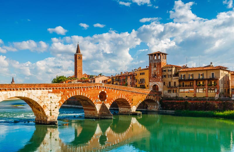 Überbrücken Sie Ponte Pietra in Verona auf die Etsch-Fluss stockbilder Überbrücken Sie Ponte Pietra in Verona auf die Etsch-Fluss stockbilder