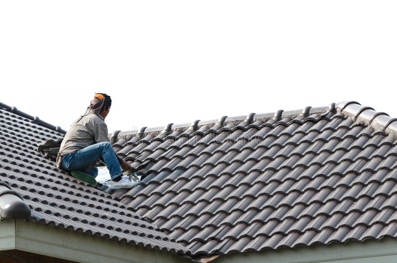 Überdachung - Bauarbeiter, der auf einer Dachbedeckung es Esprit steht stockfoto Überdachung - Bauarbeiter, der auf einer Dachbedeckung es Esprit steht stockfoto