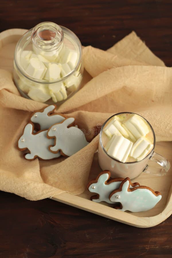 Überfallen Sie voll vom Kakao und von Hasen geformtem cookiesfull des Kakaos und von Hasen geformten Plätzchen stockfoto Überfallen Sie voll vom Kakao und von Hasen geformtem cookiesfull des Kakaos und von Hasen geformten Plätzchen stockfoto