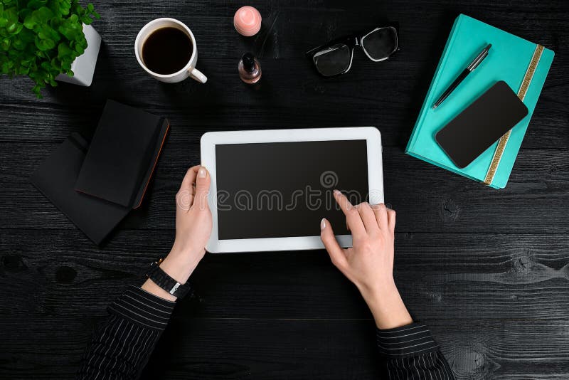 Übergeben Sie Gebrauch weiße Tablette auf Schreibtischtischplatteansicht lizenzfreie stockfotos Übergeben Sie Gebrauch weiße Tablette auf Schreibtischtischplatteansicht lizenzfreie stockfotos