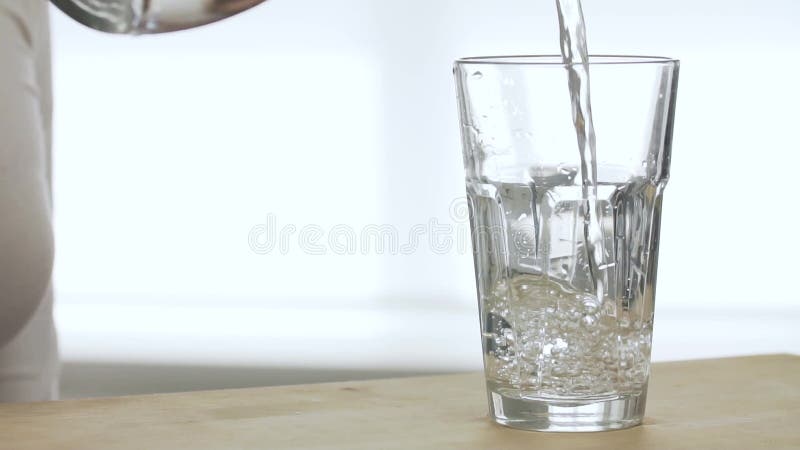 Übergeben Sie strömendes Wasser in Glasnahaufnahme