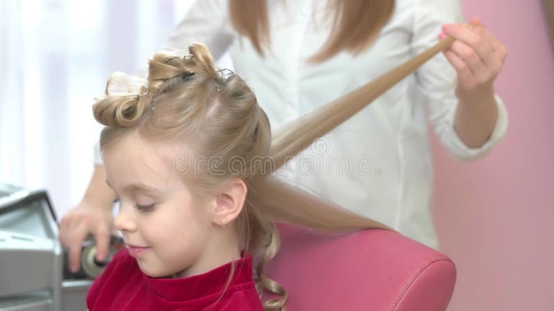 Übergibt bürstendes Haar, kleines Mädchen