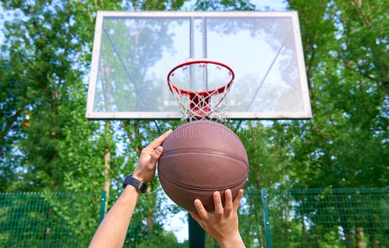 Übergibt werfenden Basketballball in Korb lizenzfreie stockfotografie Übergibt werfenden Basketballball in Korb lizenzfreie stockfotografie