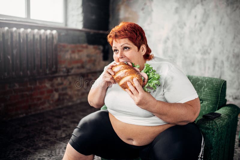 Überladene Frau isst das Sandwich, bulimisch lizenzfreie stockfotografie Überladene Frau isst das Sandwich, bulimisch lizenzfreie stockfotografie