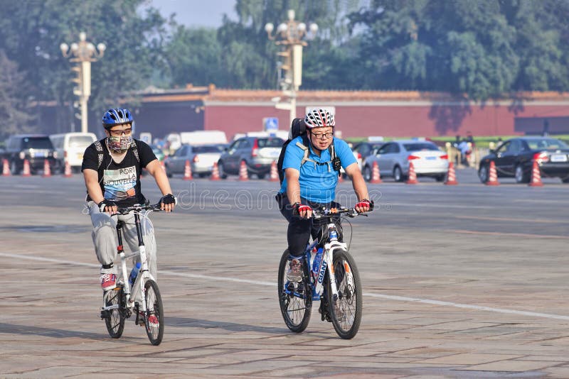 Sportlicher Kerl Mit Mundkappe Auf Liegendem Fahrrad