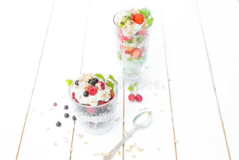 Überlagerter Nachtisch mit Himbeere, Erdbeere, Schwarze Johannisbeere und Kiwi, Creme und Kekse in den Gläsern stockbilder Überlagerter Nachtisch mit Himbeere, Erdbeere, Schwarze Johannisbeere und Kiwi, Creme und Kekse in den Gläsern stockbilder