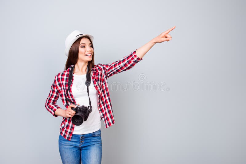 Überprüfen Sie dieses heraus! Glücklicher junger Brunettedamentourist ist im Urlaub lizenzfreie stockfotografie Überprüfen Sie dieses heraus! Glücklicher junger Brunettedamentourist ist im Urlaub lizenzfreie stockfotografie