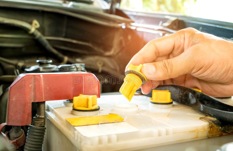 Überprüfen Sie heraus die destillierte Autobatterie lizenzfreies stockbild Überprüfen Sie heraus die destillierte Autobatterie lizenzfreies stockbild