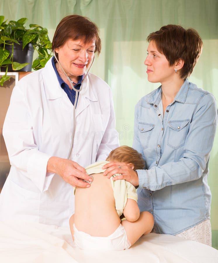 ÜberprüfenBaby des Kinderarztdoktors lizenzfreie stockfotografie ÜberprüfenBaby des Kinderarztdoktors lizenzfreie stockfotografie
