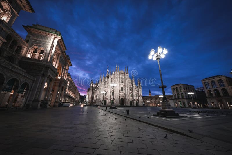 Überraschender Schuss der überraschenden Architektur Duomodi Milanos auf einem Hintergrund des nächtlichen Himmels