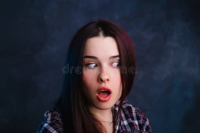 Überraschte, aufgeregte, entsetzte junge Frau, Studioporträt Emotio lizenzfreies stockfoto Überraschte, aufgeregte, entsetzte junge Frau, Studioporträt Emotio lizenzfreies stockfoto