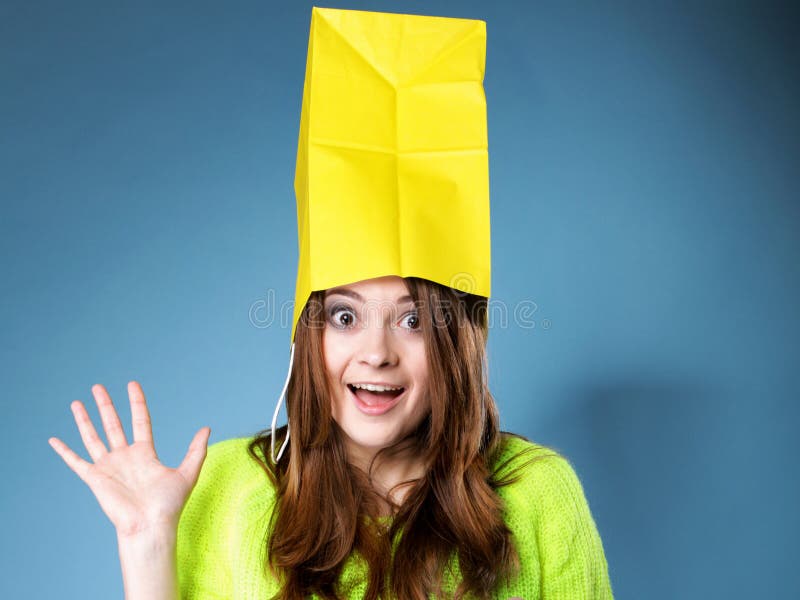 Überraschte Mädchenpapier-Einkaufstasche auf Kopf. Verkäufe. stockfotos Überraschte Mädchenpapier-Einkaufstasche auf Kopf. Verkäufe. stockfotos