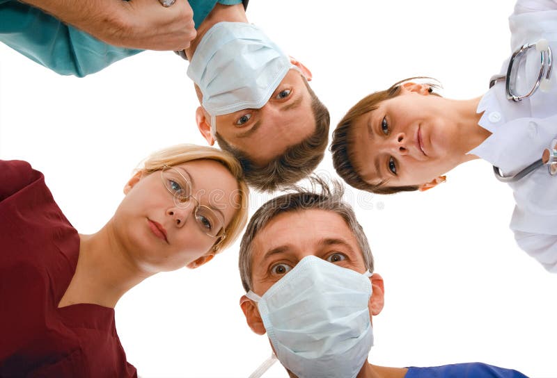Überraschter Doktor mit seinem Team lizenzfreie stockbilder Überraschter Doktor mit seinem Team lizenzfreie stockbilder