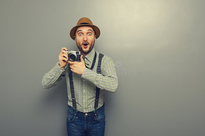 Überraschter junger Mann mit Kamera stockfotos Überraschter junger Mann mit Kamera stockfotos