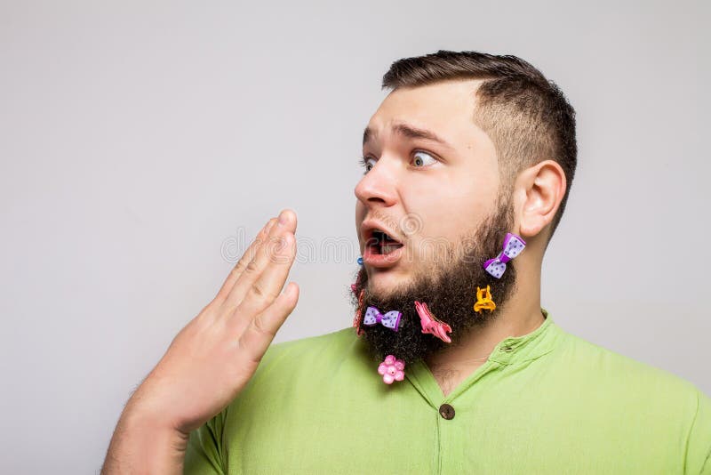 Überraschungsmann mit Haarspangen stockfoto Überraschungsmann mit Haarspangen stockfoto