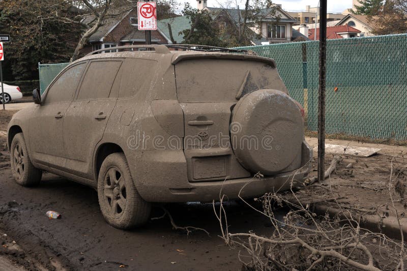 Überschwemmtes und verlassenes Auto stockfoto Überschwemmtes und verlassenes Auto stockfoto