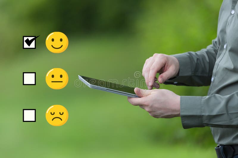 Übersichts-Konzept Geschäftsmann, der eine intelligente Tablette beweglich an einem grünen Sommertag hält stockfotografie Übersichts-Konzept Geschäftsmann, der eine intelligente Tablette beweglich an einem grünen Sommertag hält stockfotografie