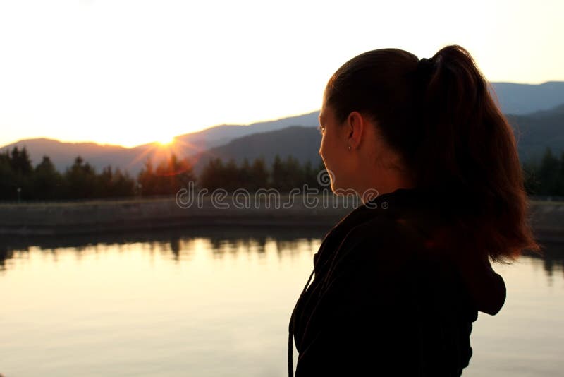 Überwachen des Sonnenuntergangs lizenzfreie stockfotografie Überwachen des Sonnenuntergangs lizenzfreie stockfotografie