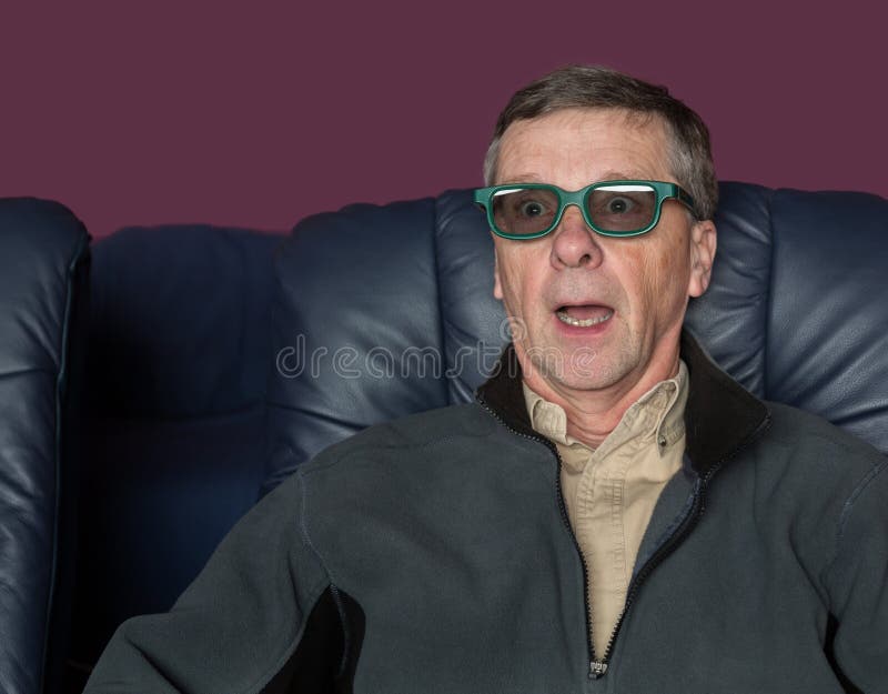 Überwachender Film des älteren Mannes mit Gläsern 3d stockfotografie Überwachender Film des älteren Mannes mit Gläsern 3d stockfotografie