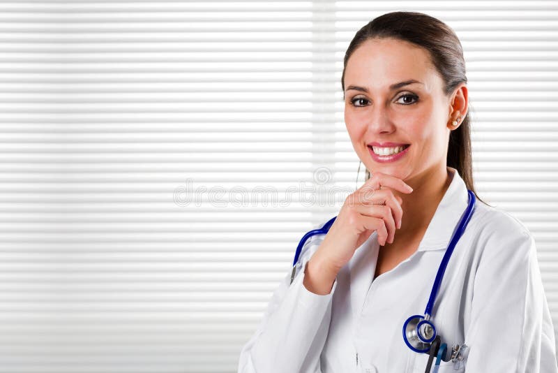 Überzeugte Ärztin, die an der Kamera lächelt lizenzfreies stockfoto Überzeugte Ärztin, die an der Kamera lächelt lizenzfreies stockfoto