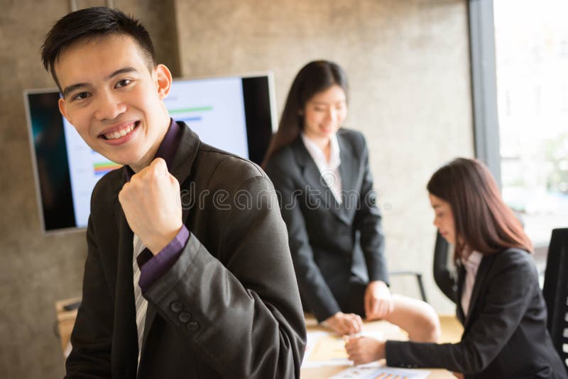 Überzeugter asiatischer Büroangestellter lizenzfreies stockbild Überzeugter asiatischer Büroangestellter lizenzfreies stockbild
