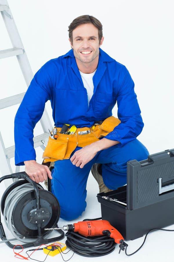 Überzeugter Elektriker mit Werkzeugen lizenzfreies stockbild Überzeugter Elektriker mit Werkzeugen lizenzfreies stockbild