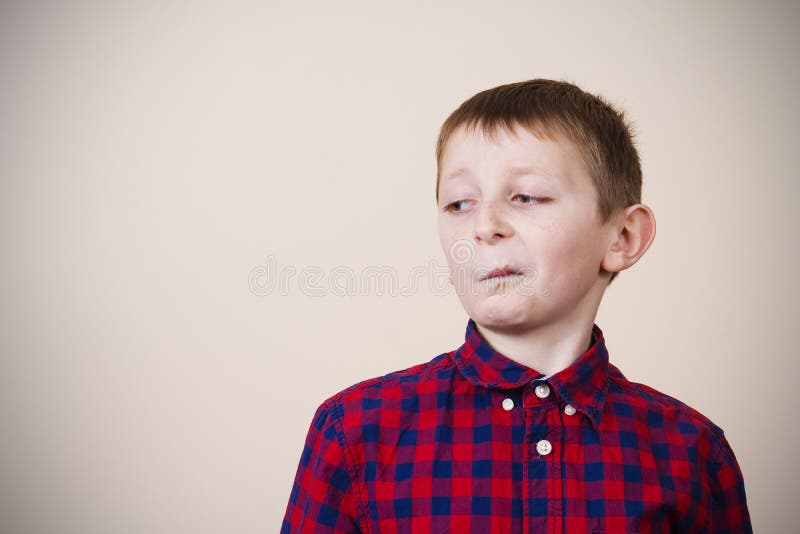 Überzeugter kleiner Junge, der rechts schaut stockfotos Überzeugter kleiner Junge, der rechts schaut stockfotos