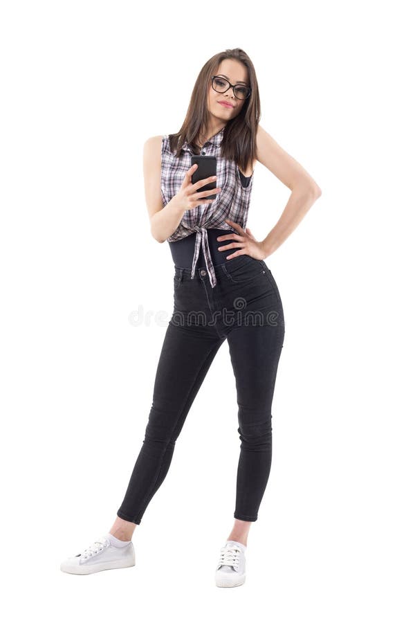 Überzeugtes herrliches kühles junges tausendjähriges stilvolles Mädchen, das Foto mit Handy macht stockfotografie Überzeugtes herrliches kühles junges tausendjähriges stilvolles Mädchen, das Foto mit Handy macht stockfotografie