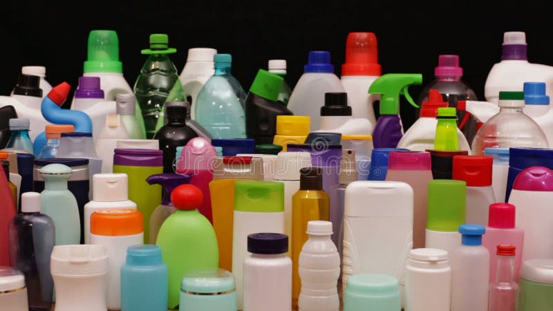 Übliche Plastikflaschen und Behälter von einem Durchschnittshaushalt