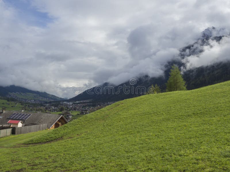 Üppige grüne Wiese, idyllischer Frühlingsgebirgsländliche Landschaft Ansicht über Tal Stubaital oder Stubai nahe Innsbruck, Öster stockbilder Üppige grüne Wiese, idyllischer Frühlingsgebirgsländliche Landschaft Ansicht über Tal Stubaital oder Stubai nahe Innsbruck, Öster stockbilder