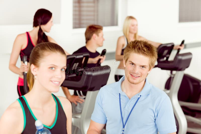 ćwiczenia sprawności fizycznej gym instruktora ludzie młodzi zdjęcia stock ćwiczenia sprawności fizycznej gym instruktora ludzie młodzi zdjęcia stock