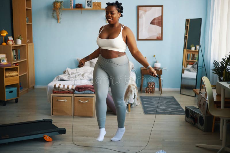 Ćwiczenia w domu z Jump Rope w przytulnej sypialni zdjęcie stock